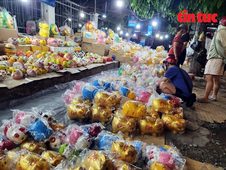 TP Hồ Chí Minh: Người dân đổ xô đi mua heo đất cầu tài lộc dịp vía Thần Tài TP Hồ Chí Minh: Người dân đổ xô đi mua heo đất cầu tài lộc dịp vía Thần Tài