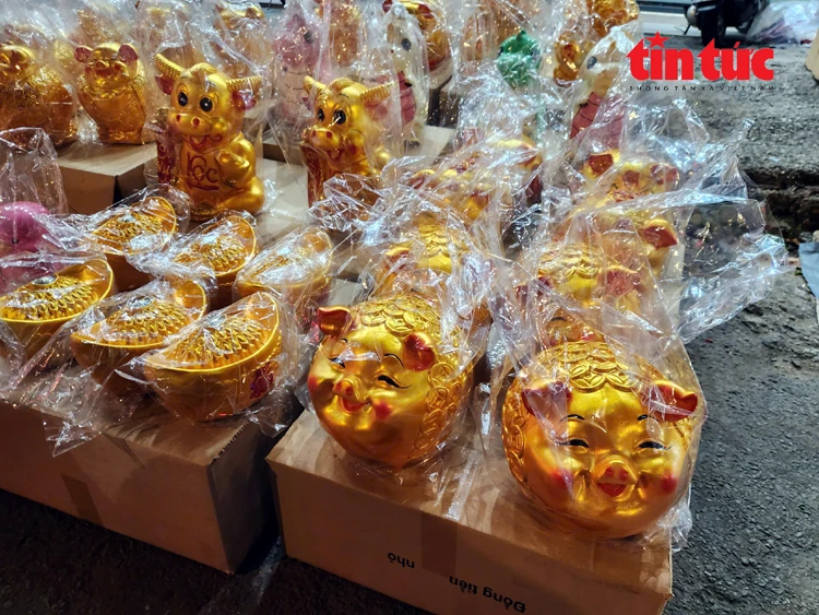 TP Hồ Chí Minh: Người dân đổ xô đi mua heo đất cầu tài lộc dịp vía Thần Tài TP Hồ Chí Minh: Người dân đổ xô đi mua heo đất cầu tài lộc dịp vía Thần Tài