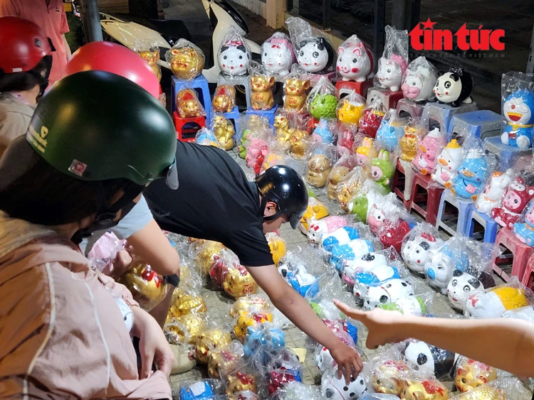 TP Hồ Chí Minh: Người dân đổ xô đi mua heo đất cầu tài lộc dịp vía Thần Tài TP Hồ Chí Minh: Người dân đổ xô đi mua heo đất cầu tài lộc dịp vía Thần Tài