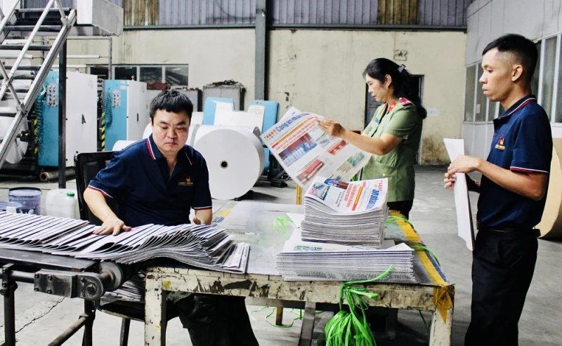 Trắng đêm ở xưởng in báo Công an nhân dân Trắng đêm ở xưởng in báo Công an nhân dân