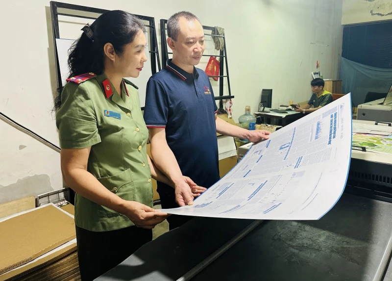 Trắng đêm ở xưởng in báo Công an nhân dân Trắng đêm ở xưởng in báo Công an nhân dân