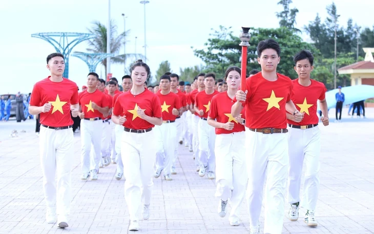 Về quê Bác mùa sen nở Về quê Bác mùa sen nở