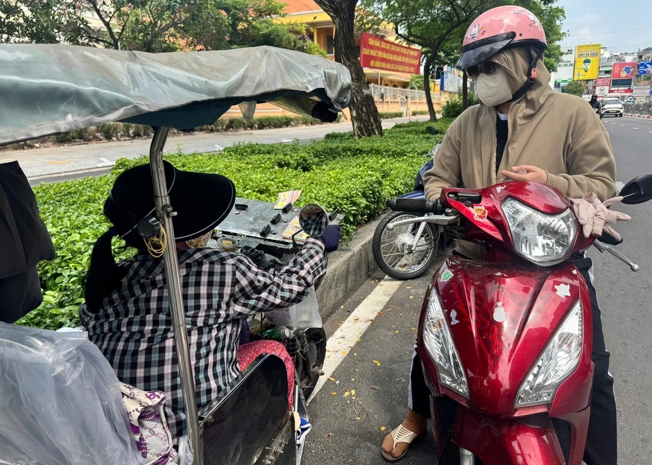 Vòng xoáy vé số 'mua đứt bán đoạn': Nghiệt ngã phận đời khiếm khuyết Vòng xoáy vé số 'mua đứt bán đoạn': Nghiệt ngã phận đời khiếm khuyết