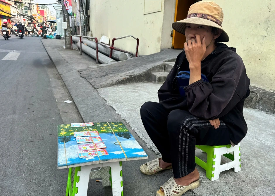 Vòng xoáy vé số 'mua đứt bán đoạn': Người thợ hồ 'gãy cánh' và chú chó nhỏ