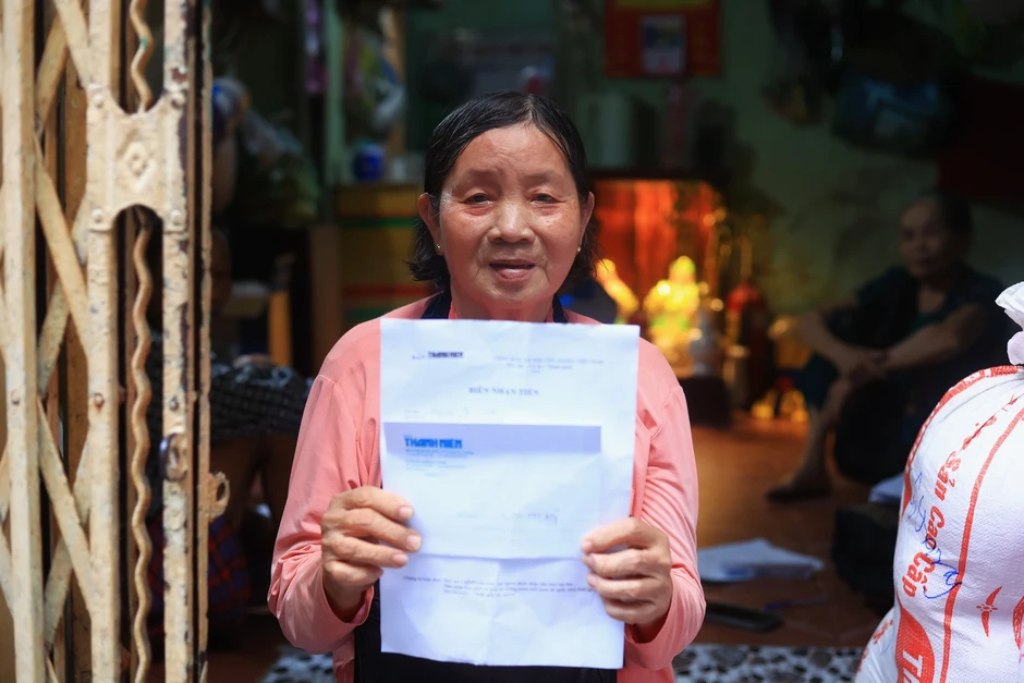'Xóm vé số xứ Nẫu' ở TP.HCM: Nhận gần 100 triệu đồng, nhiều người bật khóc 'Xóm vé số xứ Nẫu' ở TP.HCM: Nhận gần 100 triệu đồng, nhiều người bật khóc