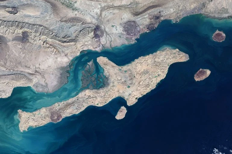 "Tàu sân bay không thể đánh chìm" của Iran trấn giữ eo biển Hormuz "Tàu sân bay không thể đánh chìm" của Iran trấn giữ eo biển Hormuz