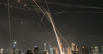 "Vòm Sắt" bất lực trước hỏa lực Iran, Hezbollah, Israel tính phương án mạnh tay?