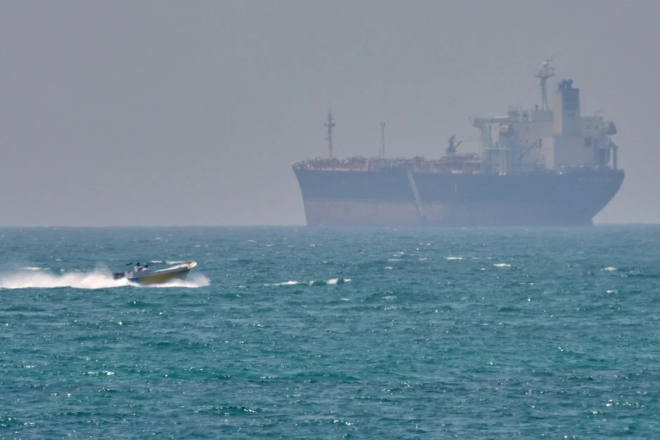 Ba tàu hàng trúng tập kích tại Hormuz trong 24 giờ Ba tàu hàng trúng tập kích tại Hormuz trong 24 giờ