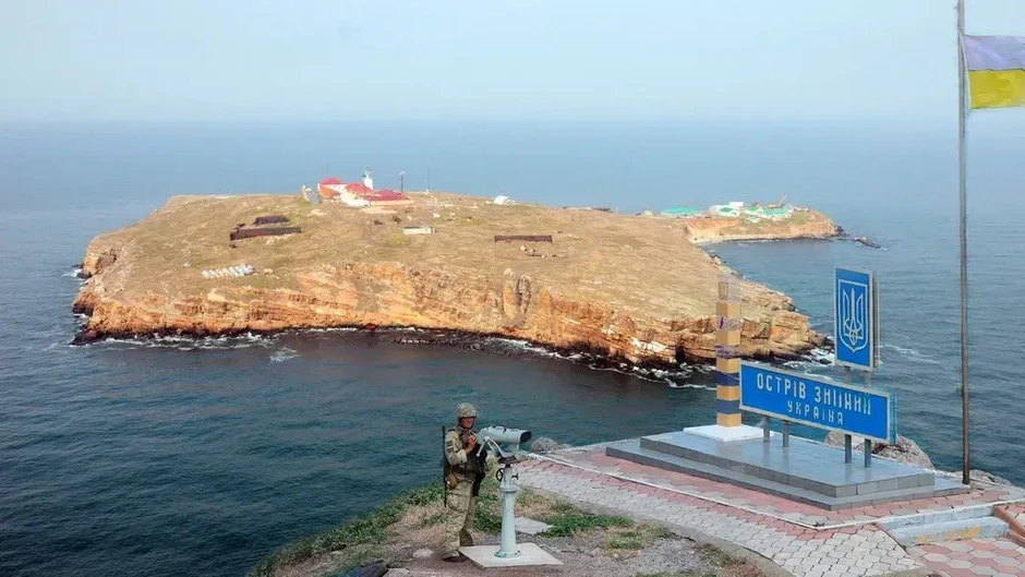 Bay 40km sát mặt biển: Nỗ lực táo bạo giành đảo Rắn của phi công Ukraine Bay 40km sát mặt biển: Nỗ lực táo bạo giành đảo Rắn của phi công Ukraine