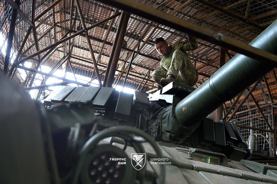 Cận cảnh xe tăng T-72 của Nga bị Ukraine thu giữ ở Donetsk Cận cảnh xe tăng T-72 của Nga bị Ukraine thu giữ ở Donetsk