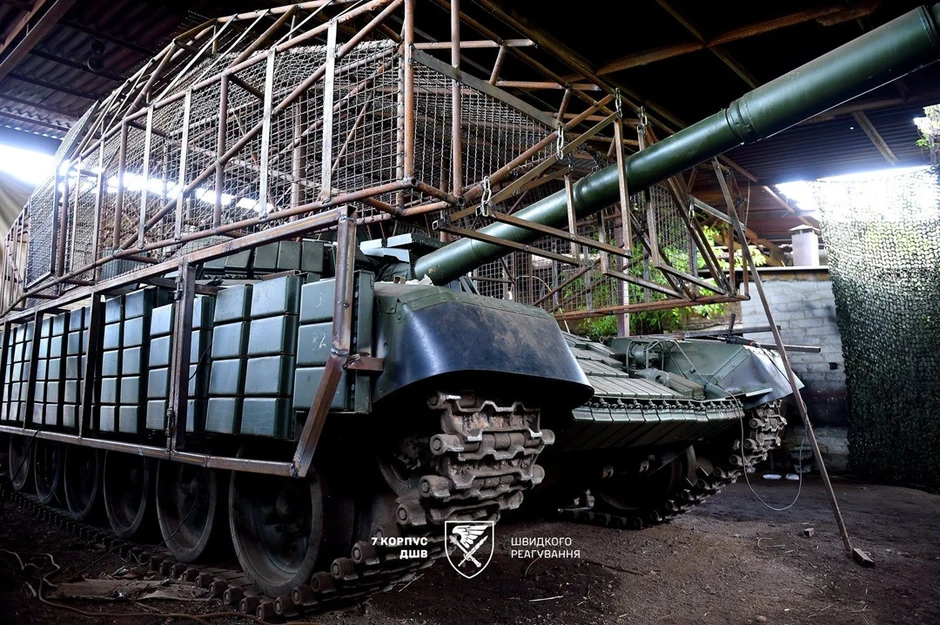 Cận cảnh xe tăng T-72 của Nga bị Ukraine thu giữ ở Donetsk Cận cảnh xe tăng T-72 của Nga bị Ukraine thu giữ ở Donetsk