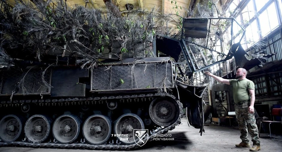 Cận cảnh xe tăng T-72 của Nga bị Ukraine thu giữ ở Donetsk Cận cảnh xe tăng T-72 của Nga bị Ukraine thu giữ ở Donetsk