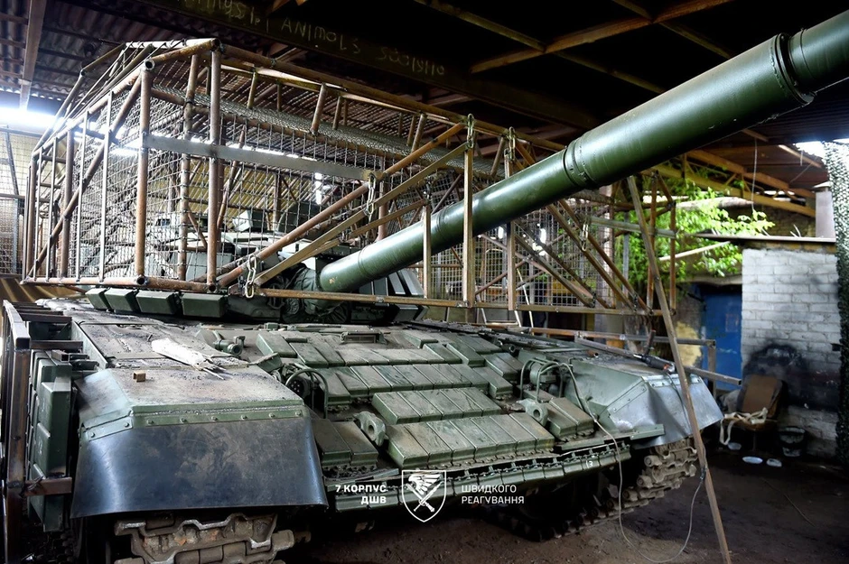 Cận cảnh xe tăng T-72 của Nga bị Ukraine thu giữ ở Donetsk Cận cảnh xe tăng T-72 của Nga bị Ukraine thu giữ ở Donetsk