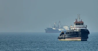 Căng thẳng Hormuz: Mỹ đánh chìm tàu Iran, UAE bị tập kích tên lửa