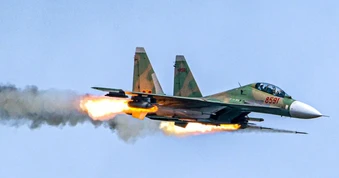 Chiếc máy bay chiến đấu Việt Nam Su - 27 nhanh nhất từ Hà Nội đến TP . HCM chỉ trong nửa giờ