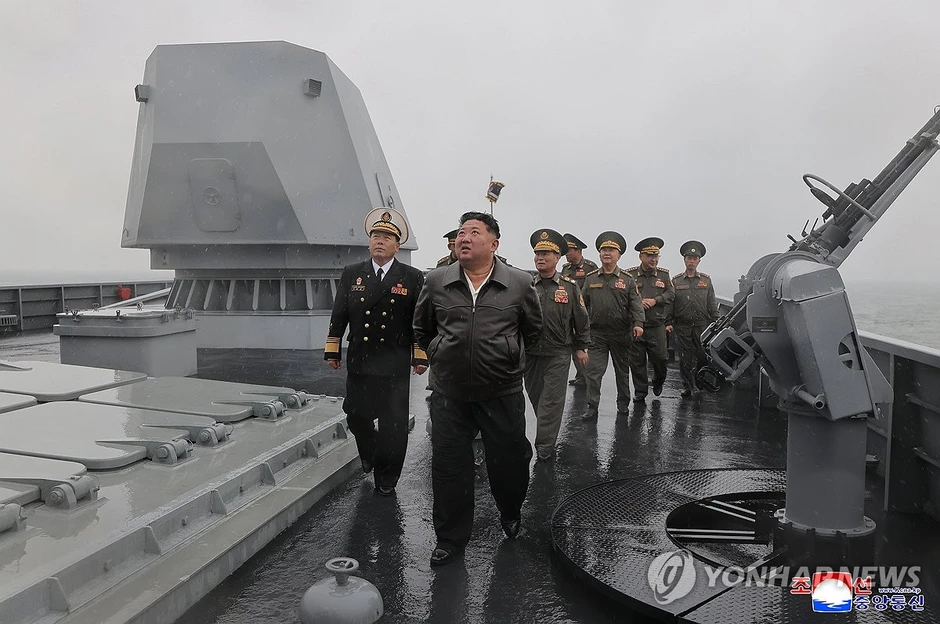 Chùm ảnh ông Kim Jong Un và con gái trên chiến hạm 5.000 tấn của Triều Tiên