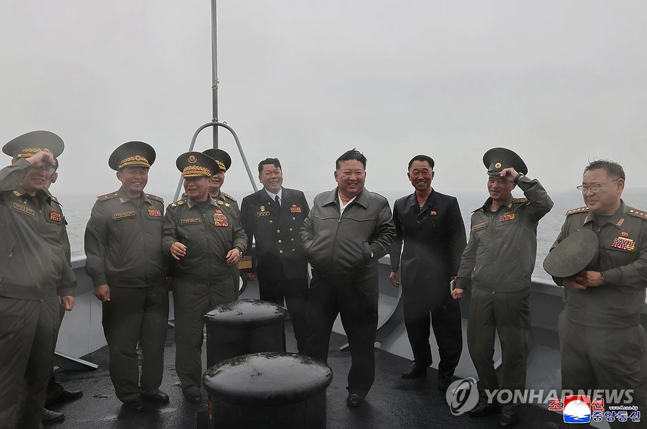 Chùm ảnh ông Kim Jong Un và con gái trên chiến hạm 5.000 tấn của Triều Tiên