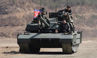 Con gái ông Kim Jong-un lái xe tăng chủ lực