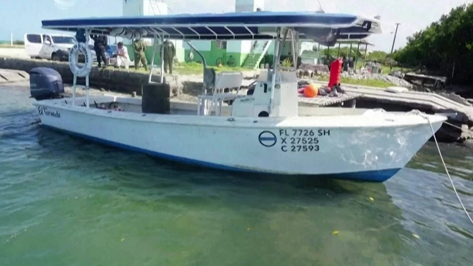 Cuba công bố tang vật trên xuồng của nhóm vũ trang xâm nhập Cuba công bố tang vật trên xuồng của nhóm vũ trang xâm nhập