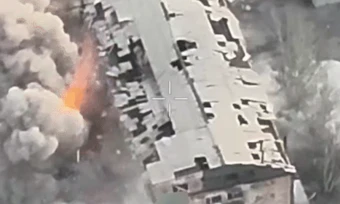 Drone Ukraine mang thuốc nổ đánh sập tòa nhà nghi có lính Nga