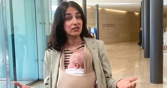 Em bé đầu tiên tham dự cuộc họp của các bộ trưởng EU
