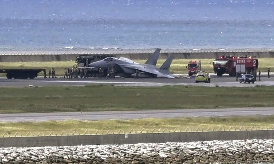 F-15 Nhật Bản sập càng, xoay 180 độ trên đường băng F-15 Nhật Bản sập càng, xoay 180 độ trên đường băng