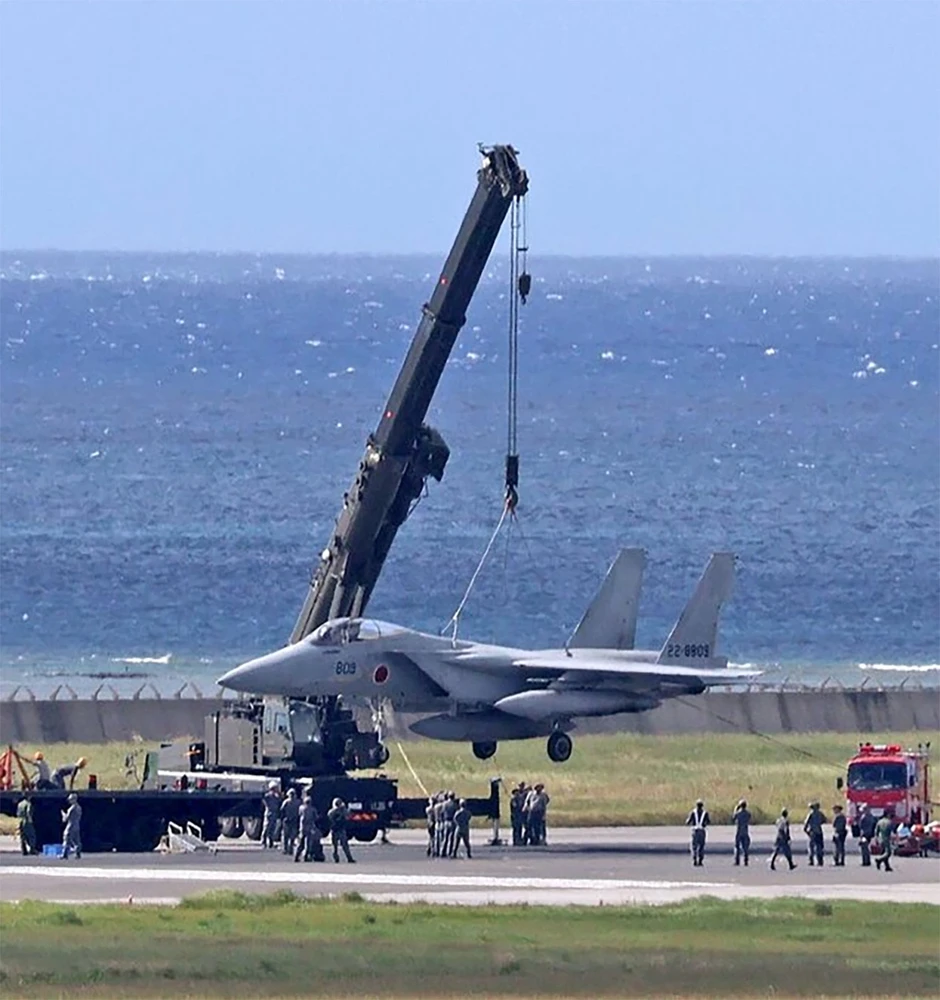 F-15 Nhật Bản sập càng, xoay 180 độ trên đường băng F-15 Nhật Bản sập càng, xoay 180 độ trên đường băng