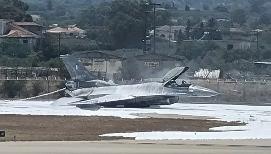 F-16 hạ cánh bằng bụng, bốc cháy trên đường băng F-16 hạ cánh bằng bụng, bốc cháy trên đường băng
