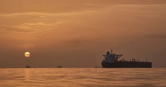Giá dầu tăng vọt, truyền thông Iran bác thông tin về vòng đàm phán thứ 2 với Mỹ