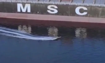 Giây phút lính Iran đổ bộ, bắt tàu hàng trên eo biển Hormuz