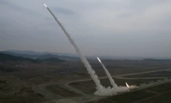 Giây phút Triều Tiên khai hỏa loạt rocket có thể mang đầu đạn hạt nhân