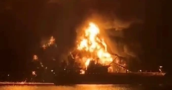 Hai tàu chở dầu phát nổ ngoài khơi Iraq, khói lửa mù mịt