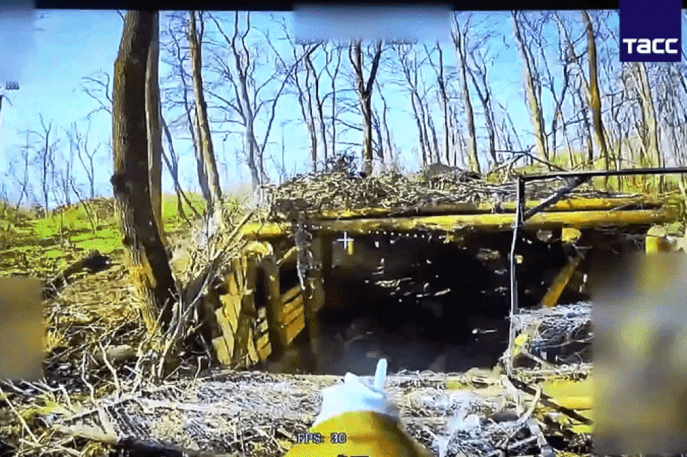 Hình ảnh FPV cảm tử Nga tập kích loạt pháo của quân Ukraine ở Sumy