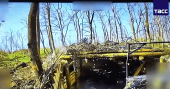 Hình ảnh FPV cảm tử Nga tập kích loạt pháo của quân Ukraine ở Sumy