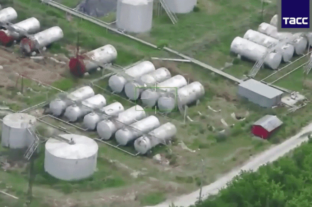 Hình ảnh kho dầu của quân đội Ukraine cháy lớn sau đòn tập kích của UAV Geran Hình ảnh kho dầu của quân đội Ukraine cháy lớn sau đòn tập kích của UAV Geran