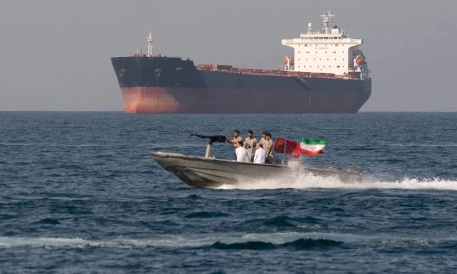 Iran bắn cảnh cáo 4 tàu định vượt qua Hormuz Iran bắn cảnh cáo 4 tàu định vượt qua Hormuz