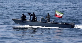 Iran bắt đầu cấm tàu bè đi qua eo biển huyết mạch Hormuz?