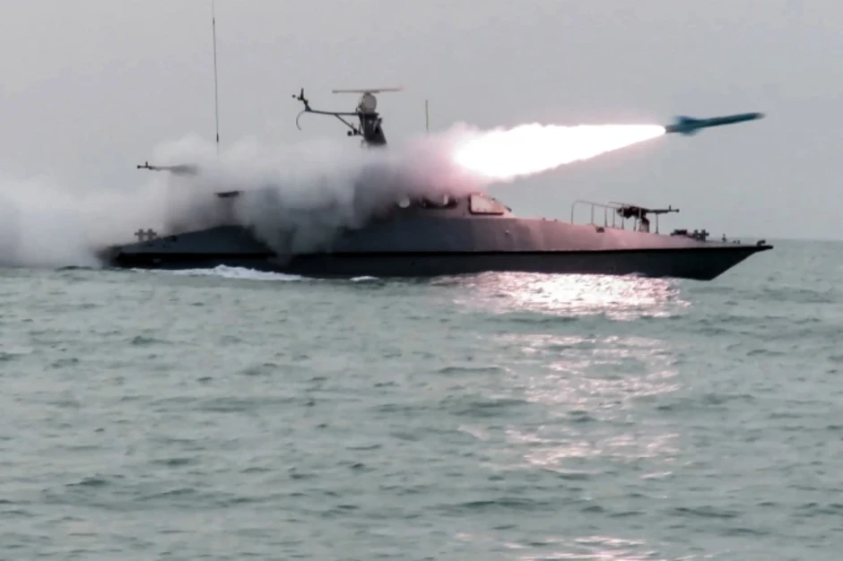 Iran cảnh báo eo biển Hormuz sẽ là 'mồ chôn tàu sân bay Mỹ'