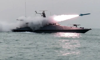 Iran cảnh báo eo biển Hormuz sẽ là 'mồ chôn tàu sân bay Mỹ'