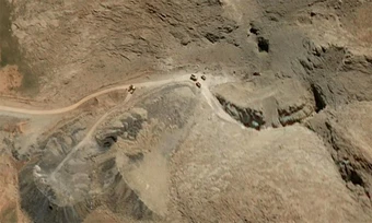 Iran có thể đang cứu bệ tên lửa kẹt trong căn cứ ngầm