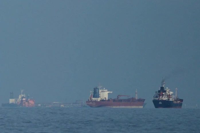 Iran đe dọa các cảng Trung Đông khi Mỹ bắt đầu phong tỏa eo biển Hormuz