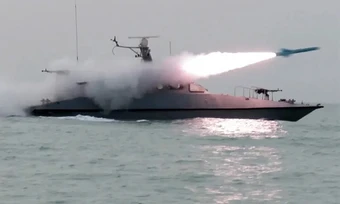 Iran đe dọa 'đốt cháy' mọi tàu qua eo biển Hormuz - Báo TinVina