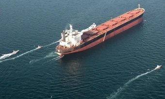 Iran thách Mỹ điều chiến hạm đến eo biển Hormuz