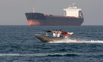Iran tuyên bố bắn cảnh cáo 4 tàu định vượt qua Hormuz
