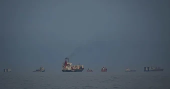 Iran tuyên bố đóng Hormuz, đẩy lùi tiêm kích F-16 của Mỹ