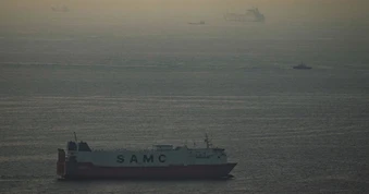 Iran tuyên bố "chính thức đóng eo biển Hormuz"