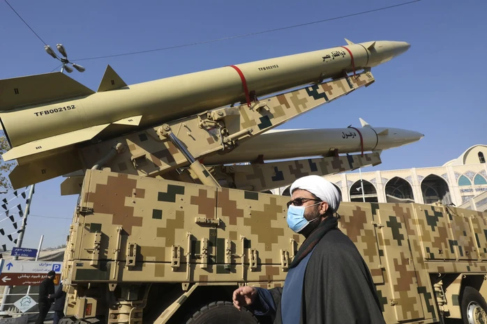 Iran tuyên bố trút tên lửa lên căn cứ Mỹ, ông Donald Trump gọi NATO là "hổ giấy" Iran tuyên bố trút tên lửa lên căn cứ Mỹ, ông Donald Trump gọi NATO là "hổ giấy"