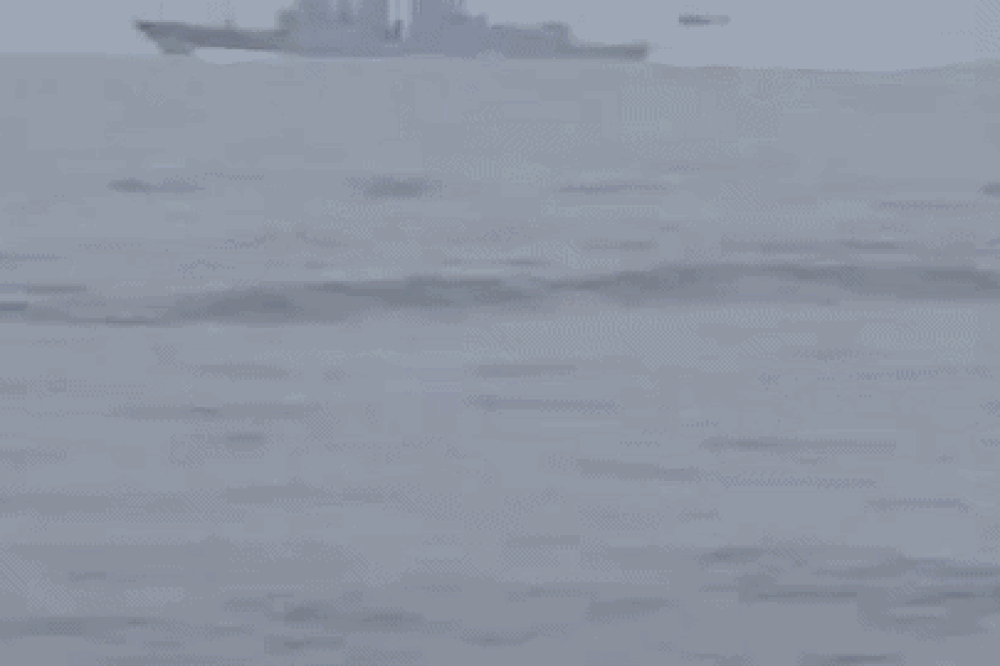 IRGC công bố video xuồng quân sự Iran theo dõi tàu chiến Mỹ IRGC công bố video xuồng quân sự Iran theo dõi tàu chiến Mỹ