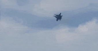 Khoảnh khắc 2 tiêm kích EA-18 của Mỹ rơi xuống đất sau khi va chạm trên không