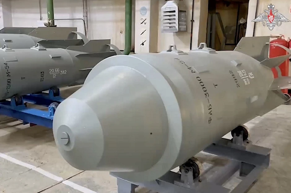 Khoảnh khắc bom nặng 3 tấn của Nga phát nổ ở điểm tập trung quân Ukraine